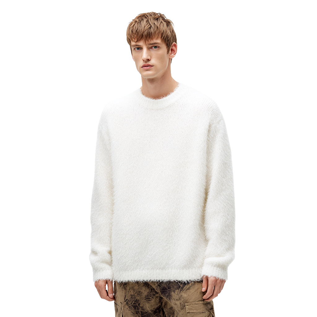 Biały, puszysty sweter z okrągłym dekoltem dla mężczyzn.  Jest duży, puszysty i wygodny.