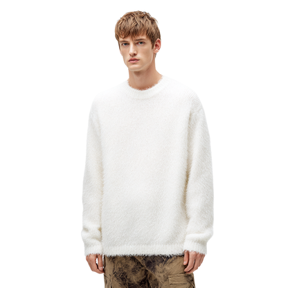 Biały, puszysty sweter z okrągłym dekoltem dla mężczyzn.  Jest duży, puszysty i wygodny.