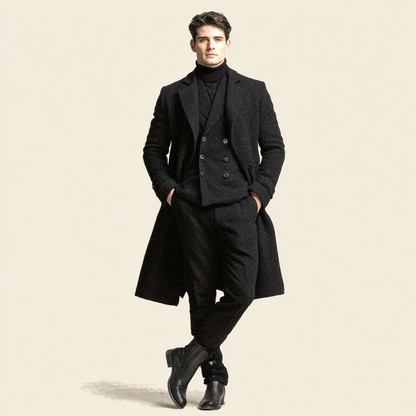 Ten długi, stylowy płaszcz to idealny zimowy trencz dla mężczyzn.