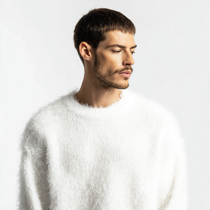 Biały, puszysty sweter z okrągłym dekoltem dla mężczyzn.  Jest duży, puszysty i wygodny.