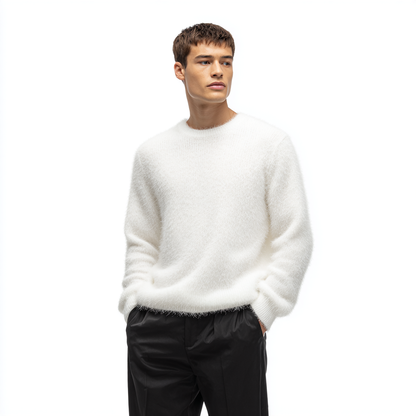 Biały, puszysty sweter z okrągłym dekoltem dla mężczyzn.  Jest duży, puszysty i wygodny.