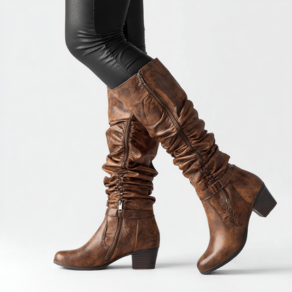 Damskie kozaki za kolano na niskim obcasie zapinane na zamek.